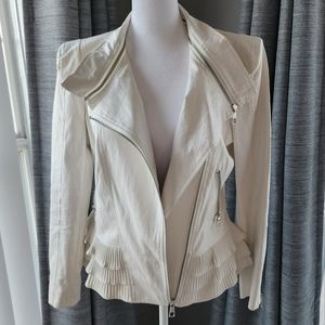🤍 White faux leather peplum moto jacket with zipper and ruffle details
